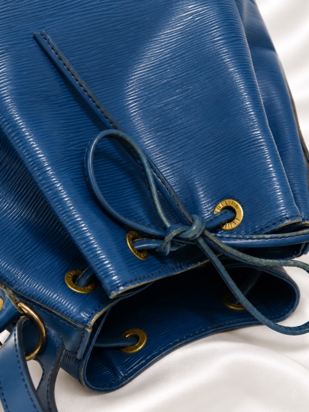 Louis Vuitton Petit Noe Handbag - Blue Epi Leather - Picture 6 of 12